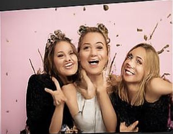 Drei Freundinnen lachen in die Kamera, Foto aus der Fotobox